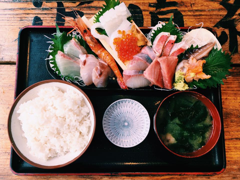 【定食のススメ】気持ち高まる！西新宿「タカマル鮮魚店」の山盛り刺身定食！の画像
