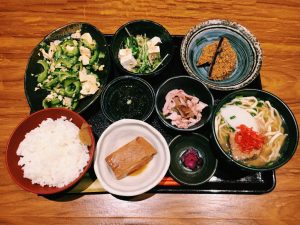 【定食のススメ】GINZA SIX裏に出現した沖縄！1汁7菜で大満足の「竹富島」のゴーヤちゃんぷるの画像