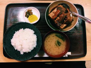 〈定食のススメ〉新宿東南口徒歩30秒！創業102年の味がしみた甘辛肉豆腐の画像
