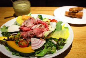 肉も絶品。グルメな人に捧げる、ベテランシェフが生み出す有機野菜サラダランチの画像