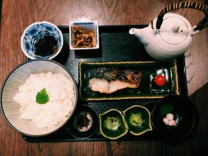 〈定食のススメ〉京都の老舗70年の鰆の西京焼きをお茶漬けで！中目黒「魚とく」の遅めランチで温まるの画像