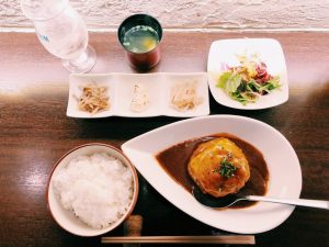 〈定食のススメ〉肉バル将泰庵で溢れる肉汁、“飲めるハンバーグ”に驚愕！の画像