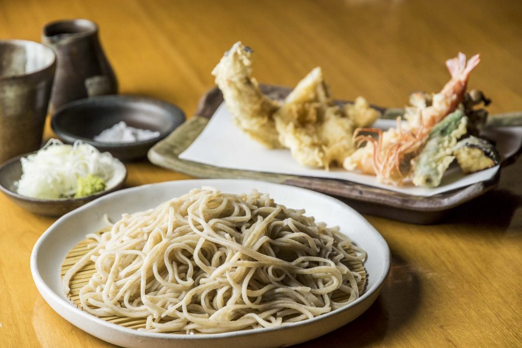 目の前で揚げられた天ぷらと極上の蕎麦。江戸のご馳走がここにあるの画像