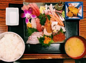 〈定食のススメ〉副菜は握り寿司！海外でも話題「さいとう」の20種刺身盛り定食の画像