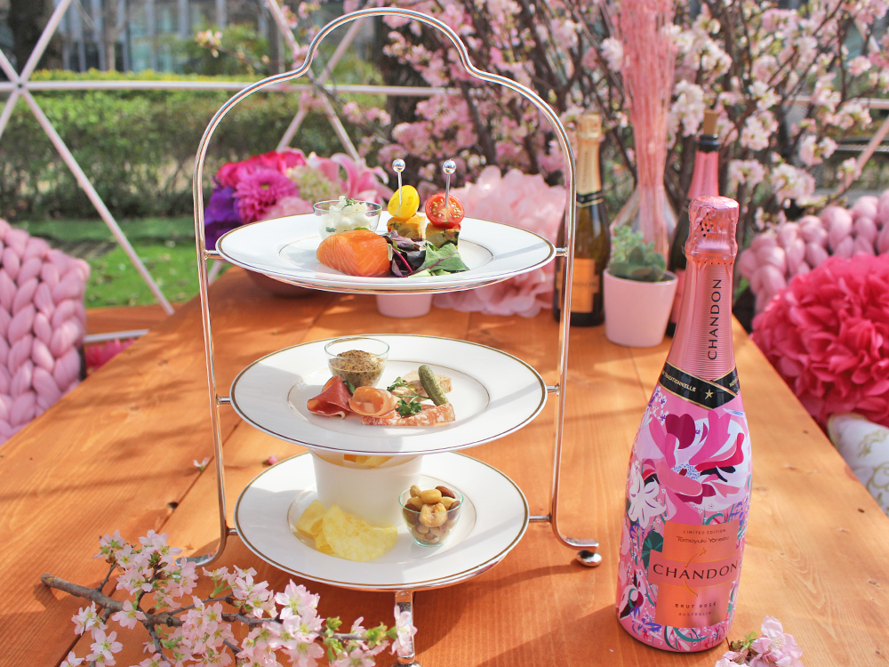 お花見の特等席、発見！東京ミッドタウンの桜並木に屋外ラウンジがオープンの画像
