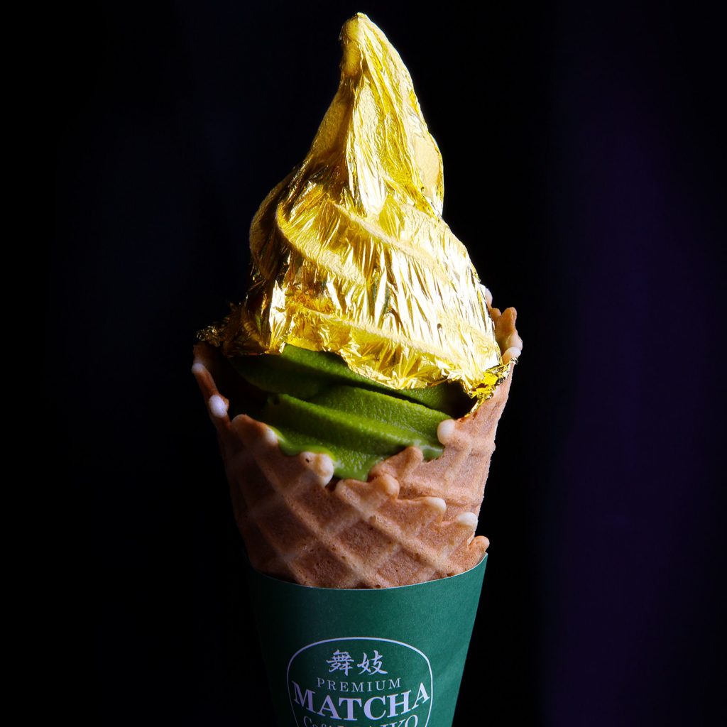 Ice gold. Мороженое с золотом. Ice Gold мороженое. Мороженое с золотыми листьями. Мороженое Ice and Gold Ташкент.