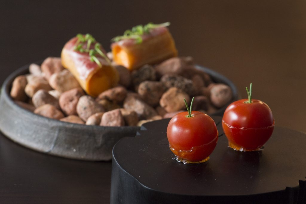 〈発明レストラン〉“ただのトマト”に５つの味をもたらしたシェフの画像