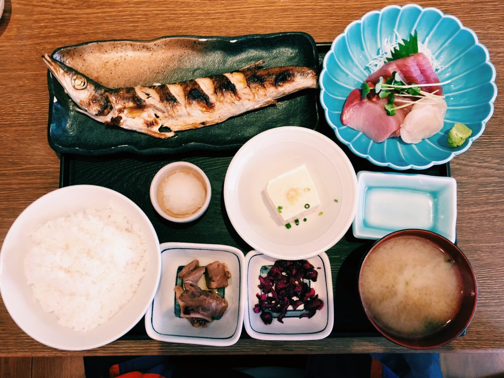 定食のススメ Jazzと焼き魚のマリアージュ 麻布十番の漁港ランチ 魚可津定食 食べログマガジン