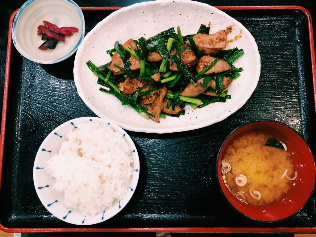 〈定食のススメ〉日本一のレバニラは肉厚でプリップリ！伝説の名店の系譜を継ぐ「とよま」の画像