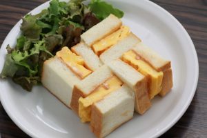 香川県・小豆島のオリーブ畑に、「オリーブオイル×生食パン」カフェが誕生の画像