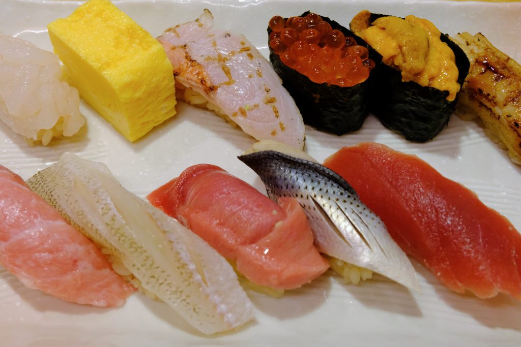 〈おいしい歴史を訪ねて〉移転前の築地魚市場で、場内＆場外の寿司を食べ比べの画像