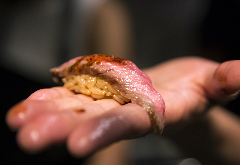 〈食べペディア 110〉肉寿司の画像