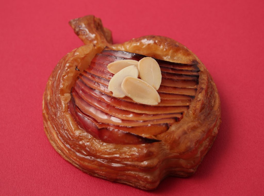 旬の国産“紅玉りんご”をたっぷり使用！新作焼きたてパイ＆タルトが美味しそうの画像