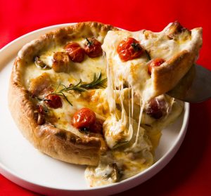 チーズたっぷり！約6cmの“超極厚”ピザが期間限定で登場の画像
