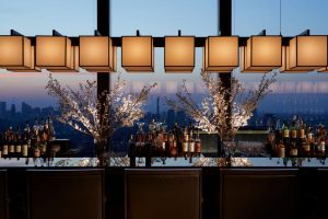 花見弁当と桜カクテルが期間限定で登場！ アマン東京のラウンジで特別な花見体験の画像