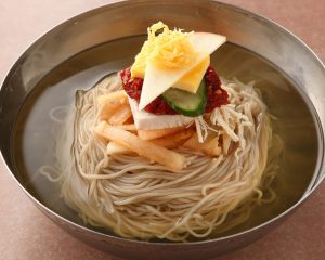 キンキンに冷えたスープが最高！「冷麺」の本当においしい店8選の画像