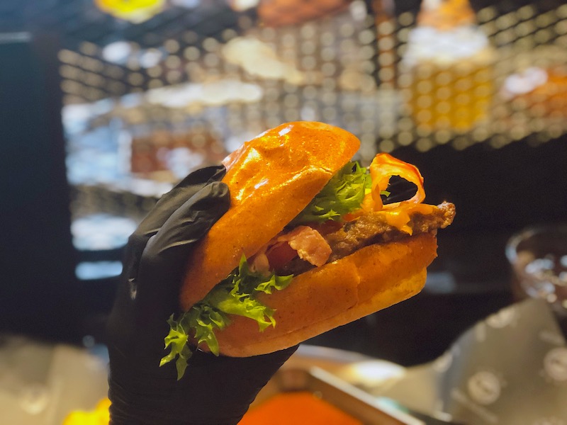 〈噂の新店〉手袋つけて豪快にガブリ！ ハンバーグ屋が作る究極のハンバーガー誕生の画像