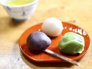 和菓子の優しい甘さに癒やされる。上野の老舗店を巡る夏の終わりの甘味処ツアーの画像