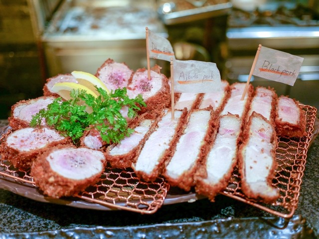 〈食通の昼メシ〉嘉門タツオが推薦！ 銘柄豚のとんかつ4種食べ比べの画像