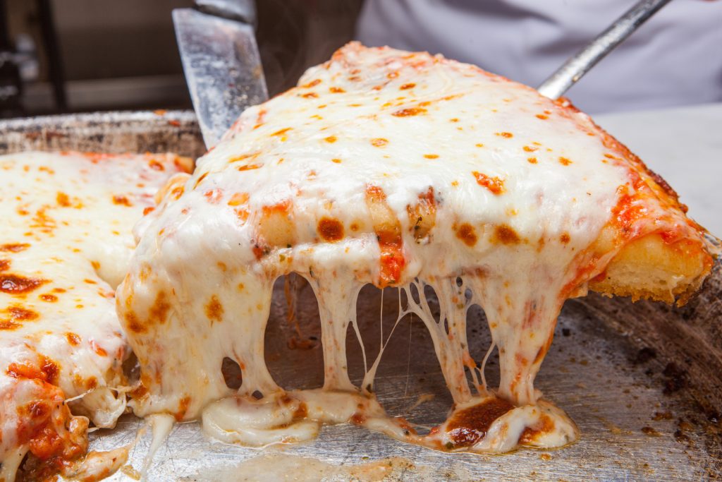 チーズたっぷりピッツァが食べ飲み放題で2,200円！ 破格のイベントを開催中 | 食べログマガジン