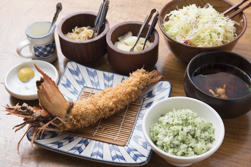 反り返った一本海老がドーン！ 渋谷で豪快に海老フライを食べるならかつ吉を目指すべしの画像