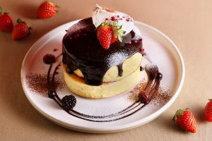 濃厚チョコにベリーをMIX！ 人気のふわふわパンケーキがバレンタイン仕様にの画像