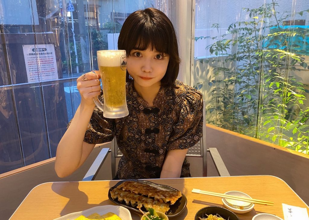 夏はやっぱり餃子とビール！ 祇園発の餃子専門店でお酒好きモデルもええ気分の画像