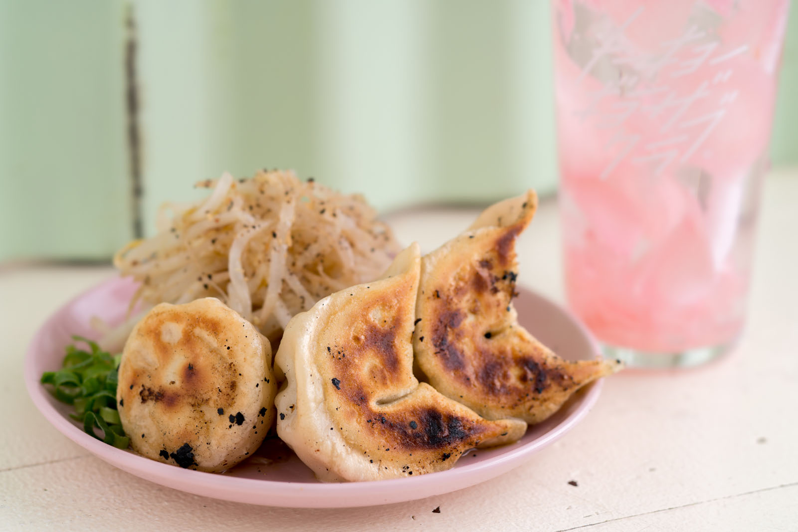 ひと皿280円 の驚愕コスパ 神田にトーキョーギョーザクラブ旋風が発生中 食べログマガジン