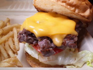 挽肉のパティとは別物のおいしさ！ ステーキハウスが手がける“コリッ”と新食感のハンバーガーの画像