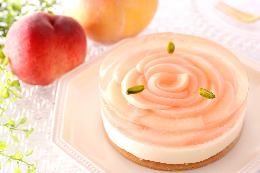 一玉を贅沢に使用した「まるごと桃ケーキ」も！ アンテノールにて夏の桃フェスタが開幕の画像