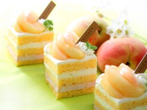 メロンを贅沢使いした夏限定のパフェに、旬の桃をまるごと使ったケーキも！ 最新スイーツ3選の画像
