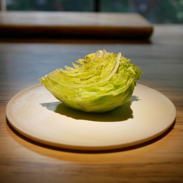 食通が魅せられた今月の一皿。シンプルで美しいレタスサラダの画像