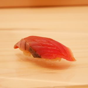 食通が魅せられた「今月の一皿」。予約が取れない人気寿司店の別邸の画像