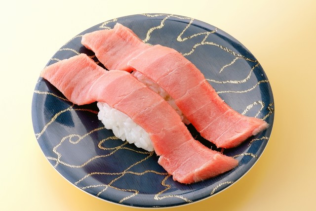 「本鮪中トロ」650円（税込）。寿司ダネは酢飯の倍ほども幅がある