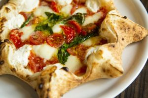 〈食べログ3.5以下のうまい店〉もっちり生地にふんわりチーズ、ピリッとサラミが絶品の星形ピッツァから召し上がれ！の画像
