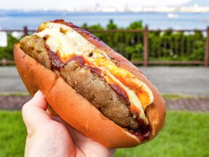 これぞごちそう！ 博多湾を眺めて頬張るローカル飯「今屋のハンバーガー」の画像
