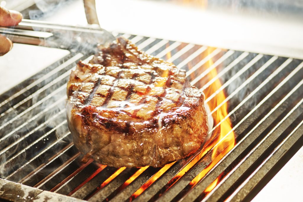 溢れる肉汁！ 迫力満点のステーキが名物の新レストランがオープンの画像