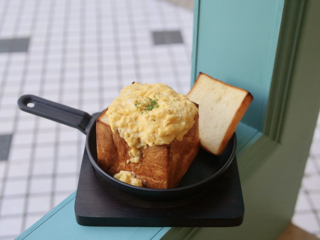 一斤使った“まるごとトースト”が名物！ 「パンとエスプレッソと」の純喫茶が原宿にオープン | 食べログマガジン