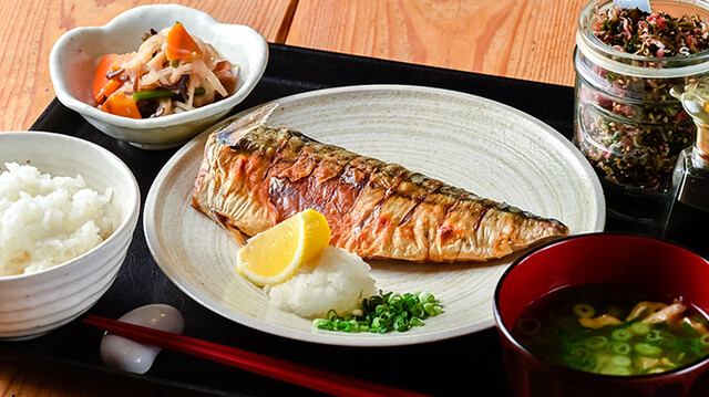 「梅山鉄平食堂」の「焼き魚定食」825円