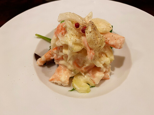 食通が魅せられた「今月の一皿」。カニをいちばんおいしく味わえるサラダの画像
