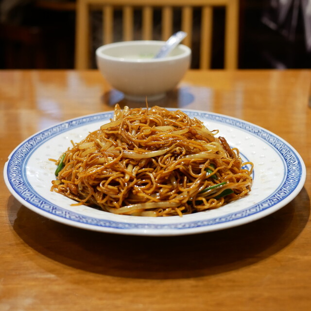 食通が魅せられた「今月の一皿」。香港旅気分を味わう900円の醤油焼きそばの画像