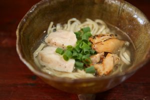 〈食べログ3.5以下のうまい店〉オール鶏で、濃く深いのにさっぱりな沖縄そばの画像