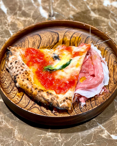 食通が魅せられた「今月の一皿」。ピザを少しずつ楽しめるコース料理の画像