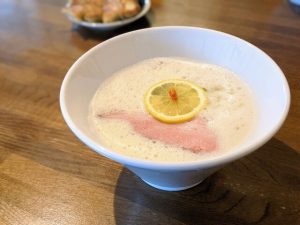 食通が魅せられた「今月の一皿」。泡スープに感動！ 鶏白湯ラーメンの画像