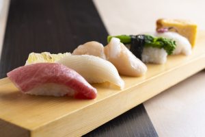 〈食べログ3.5以下のうまい店〉回転寿司のお値打ち価格で、期待を超える上質な味を堪能！の画像