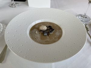 食通が魅せられた「今月の一皿」。旨みたっぷり茸のカプチーノの画像
