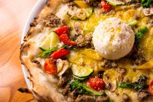 〈食べログ3.5以下のうまい店〉ブラータチーズが映える美しいピザと繊細なイタリアンの画像