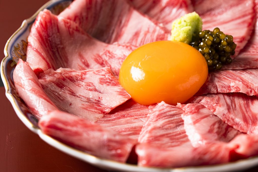 黒毛和牛を日本料理に織り交ぜた、ライブ感を楽しめる肉割烹がオープンの画像