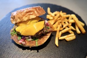 土曜のランチは高級ハンバーガーのフルコースで決まり！ ほぼ原価で味わえる「GENKAI BURGER」がパワーアップして復活の画像