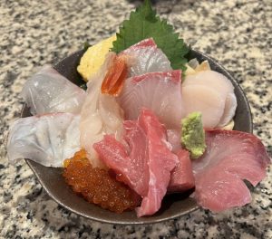 〈New Open News〉ネタがあふれる海鮮丼はコスパ抜群！ 築地場外市場の名物寿司店が新橋に再オープンの画像